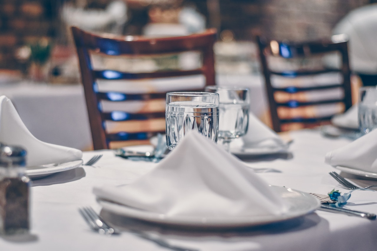 https://www.venusgroup.com/wp-content/uploads/2019/02/Why-Your-Restaurant-Should-Be-Using-Cloth-Napkins.jpeg